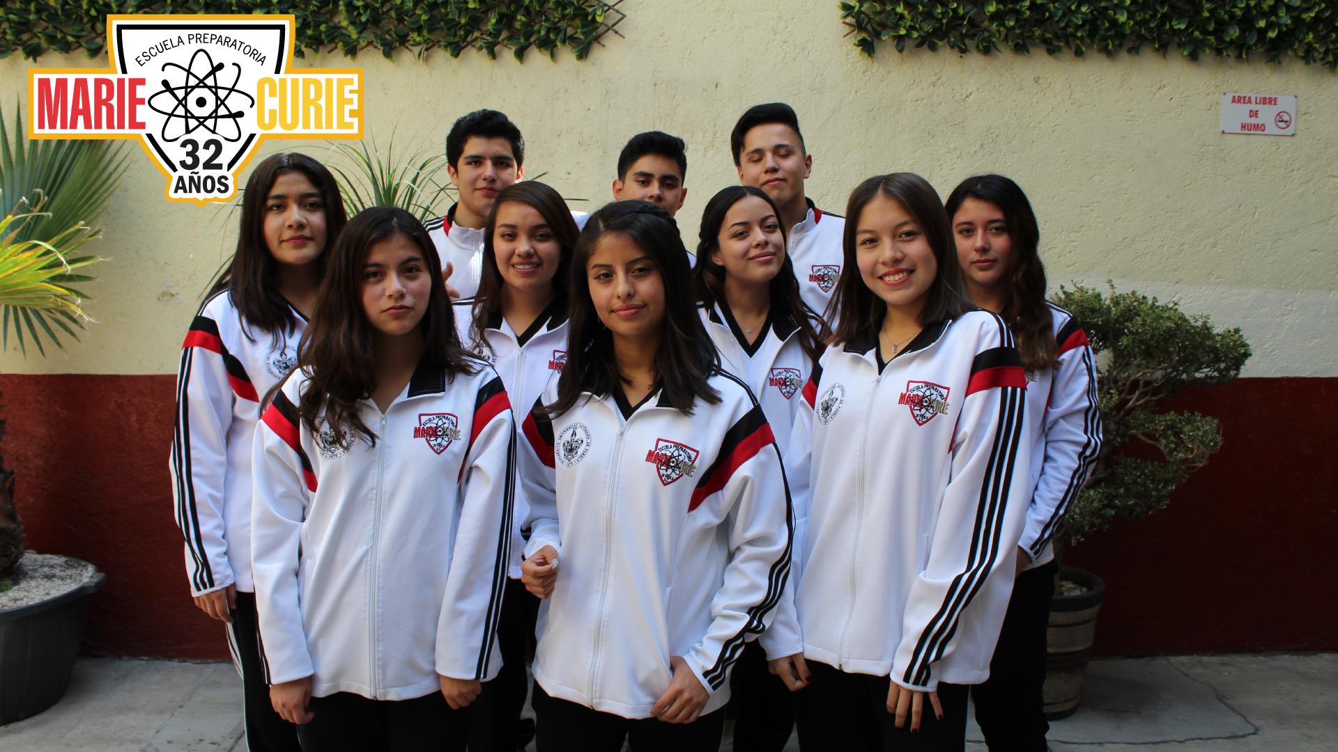 Alumnos trabajando en el laboratorio de la preparatoria